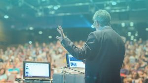 برگزاری رویدادهای آنلاین و وبینار برای یک معلم پولدار